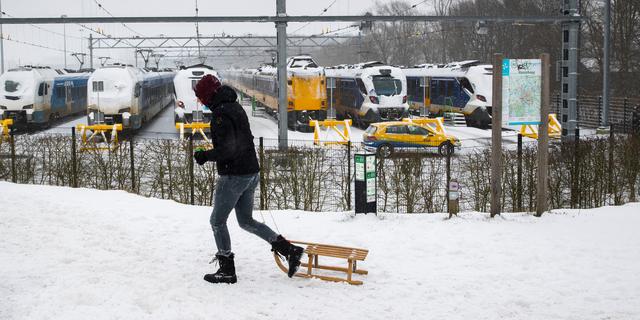 Verkeer ondervindt ook dinsdag nog overlast, NS zet weer minder treinen in