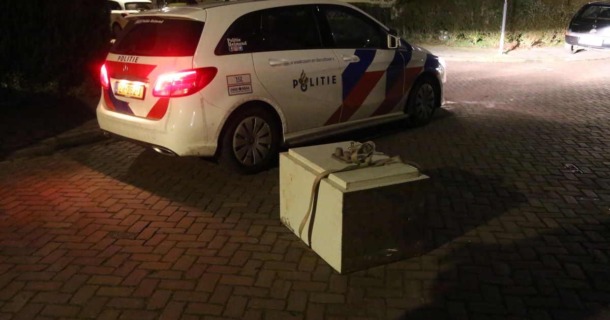 Mysterieuze loodzware kluis midden op straat gevonden in Helmond | Binnenland | Telegraaf.nl