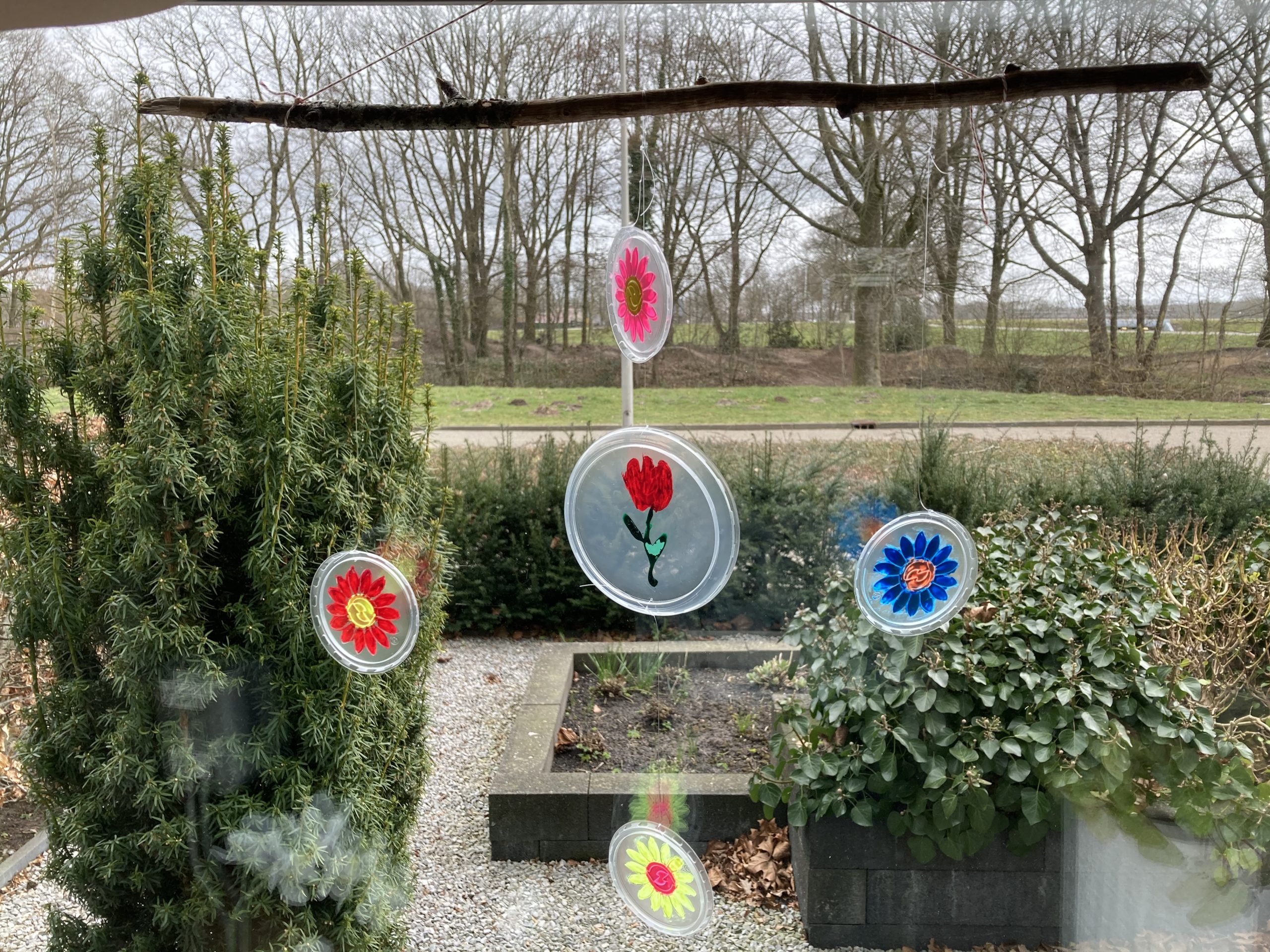 Suncatchers maken van plastic deksel en paintmarkers » Crea met kids