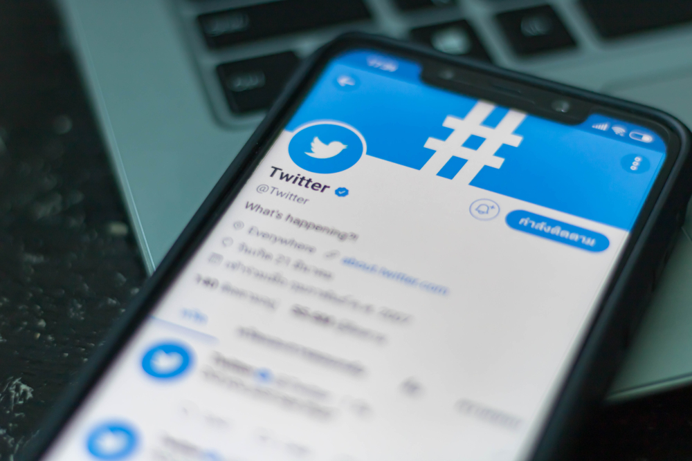 Deugcensuur gaat toenemen: Twitter slaat handen ineen met persbureaus in strijd tegen desinformatie – De Dagelijkse Standaard