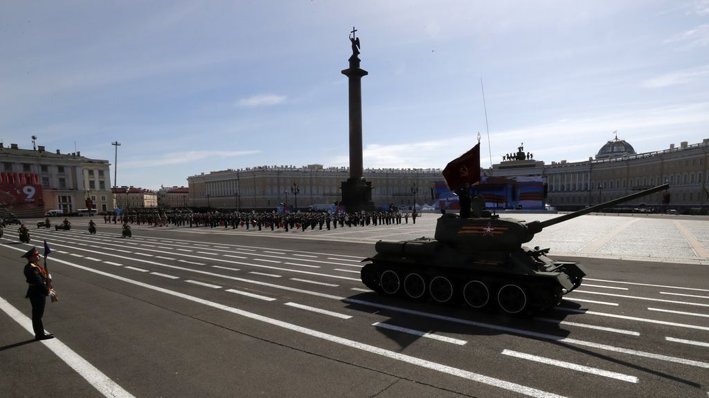 Slechts een tank bij militaire parade op Rode Plein • Scholz wil vaart met wapenleveringen