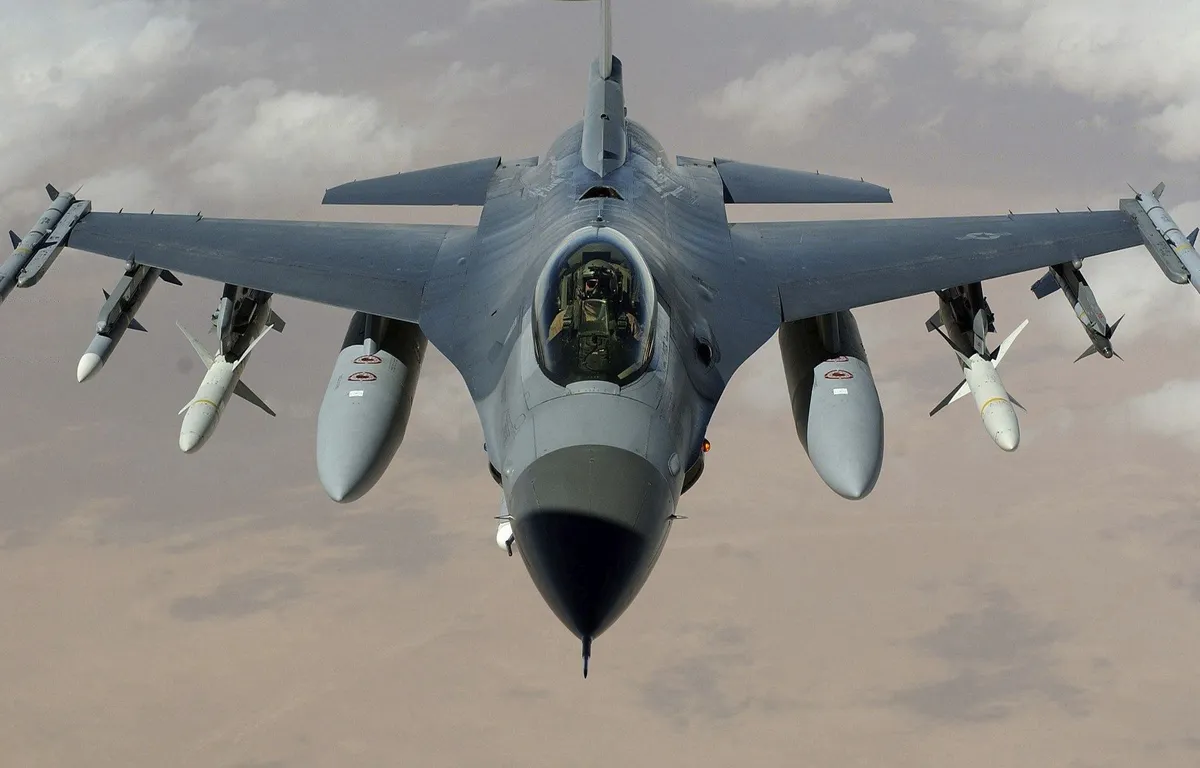 Stoltenbergs gevaarlijke flirt met de Derde Wereldoorlog: NAVO speelt Russische roulette met F16's