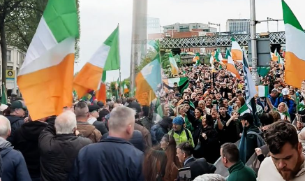 Dublin: 10.000 patriotten protesteren tegen vervangingsmigratie en asielwaanzin | E.J. Bron