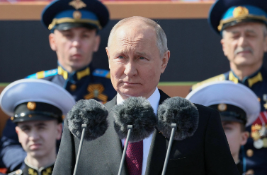 Poetin bij overwinningsparade: “Rusland zal zich door niemand laten bedreigen” | E.J. Bron
