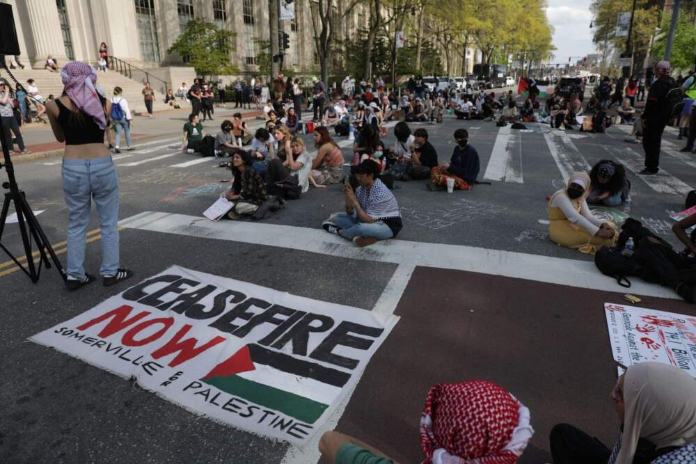 Pro-Palestijnse studentendemonstranten breken door politiehekken bij MIT - SDB