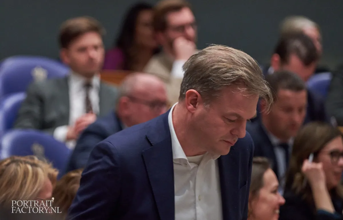 LOL! Onderhandelende partijen lopen leeg bij Telegraaf: 'Ze zijn een planbureau geworden bij VVD!'