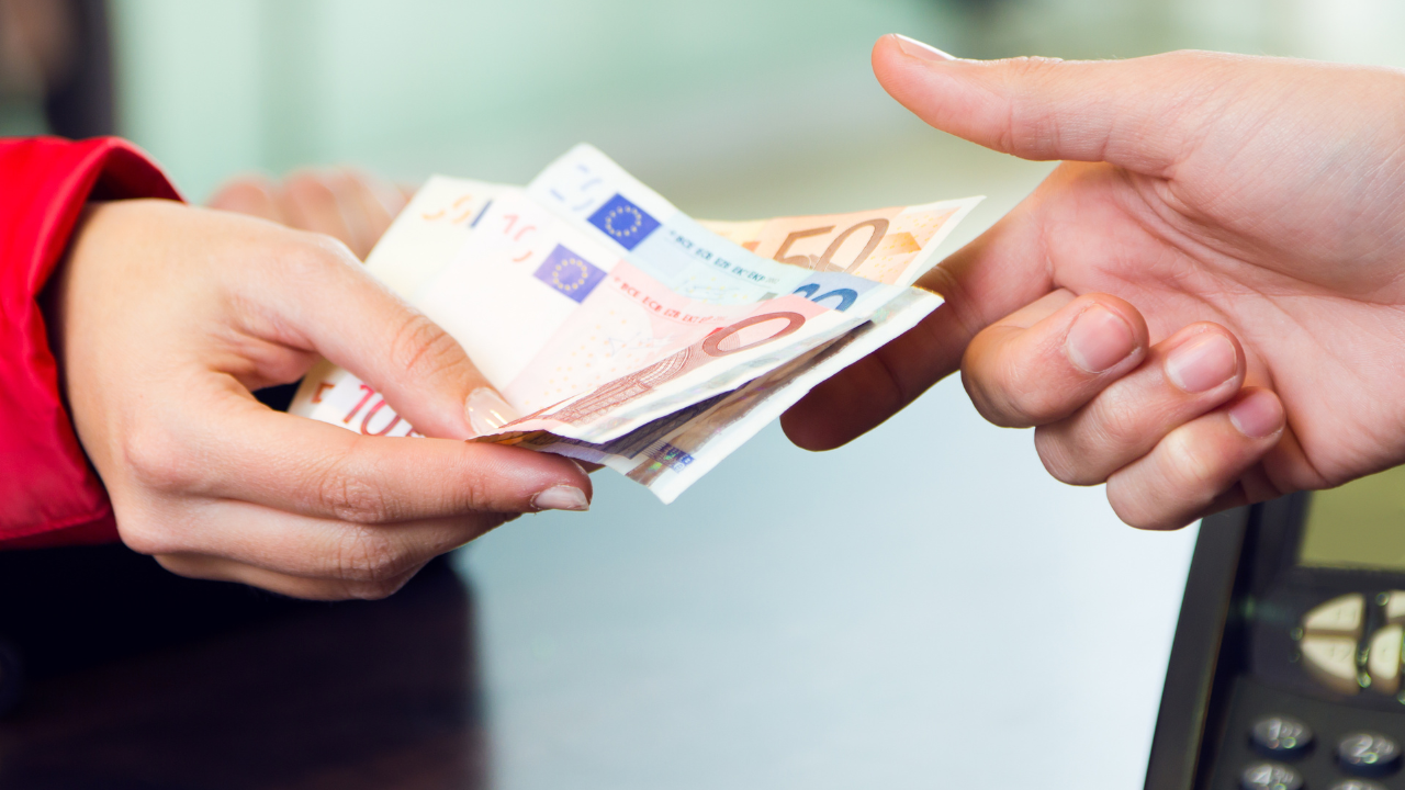 Verbod op cash geld in zicht: deze aankopen zijn verboden vanaf 2025 - Nieuwspauze