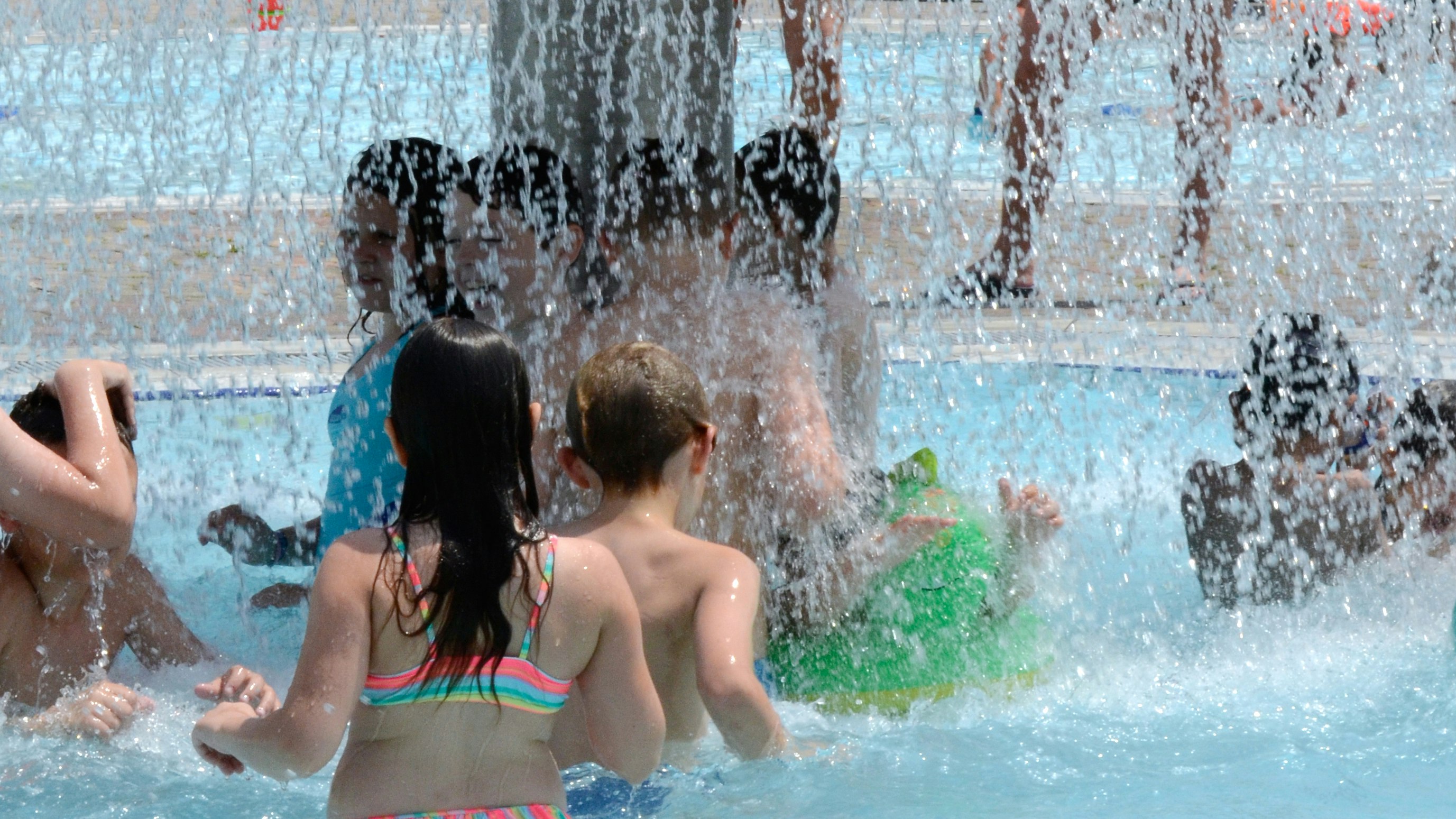 Übergriffe in Traiskirchen – Asylwerber belästigen sechs Kinder im Freibad – Niederösterreich | Heute.at