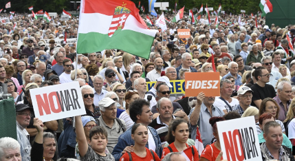 Orbáns vredesmars trekt honderdduizenden betogers: “Geen oorlog in Europa!” | E.J. Bron