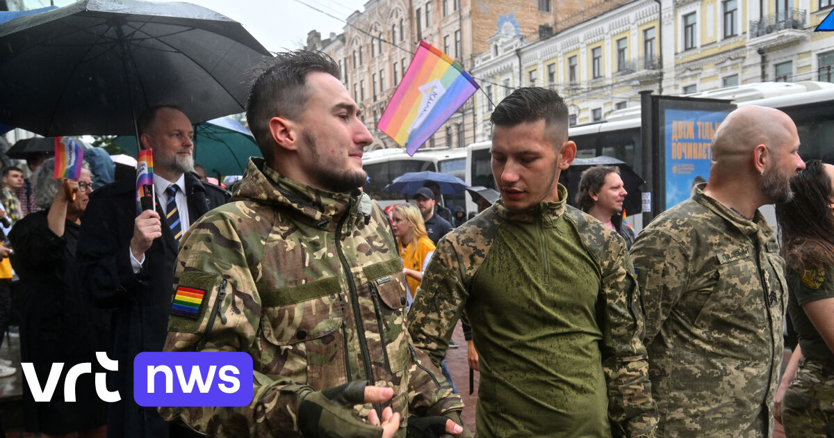 Militairen hand in hand en regenboogvlaggen: eerste (bescheiden) Pride sinds begin oorlog trekt door Kiev | VRT NWS: nieuws