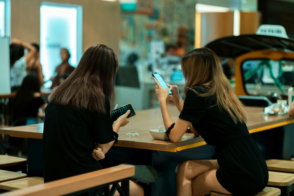 Een verbod op mobiele telefoons op school, een nodige stap? - Doorbraak.be