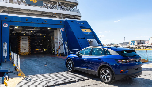 Griekse veerboten nemen geen volledig opgeladen elektrische auto´s meer mee | E.J. Bron