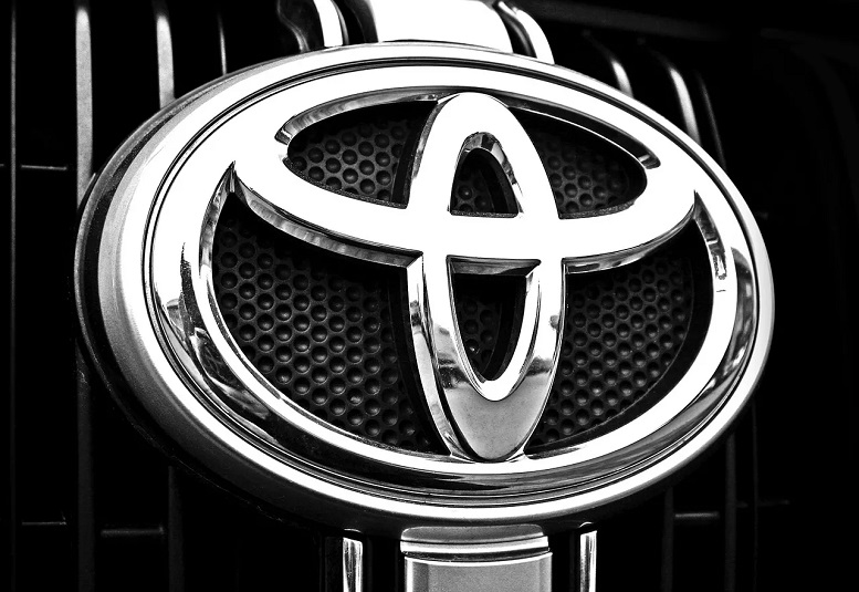 Toyota vertrouwt op nieuwe verbrandingsmotoren in plaats van op elektrische mobiliteit - Dissident.one