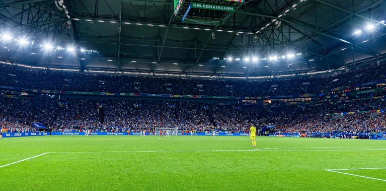 Europese jongeren van alle landen zingen gisteren samen ‘AUSLÄNDER RAUS’ tijdens de voetbalwedstrijd ! - Dissident.one