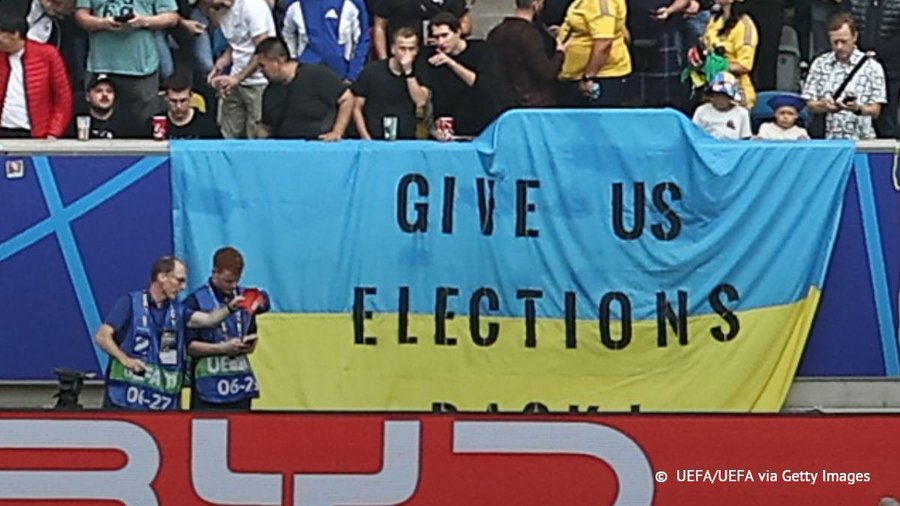 EK Voetbal: “Geef ons de verkiezingen terug!” – Oekraïens spandoek zorgt voor opschudding en wordt verwijderd - Dissident.one