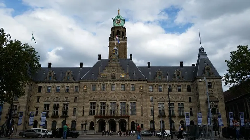 Achterkamertjespolitiek: Nederlandse gemeenten overtreden massaal de wet