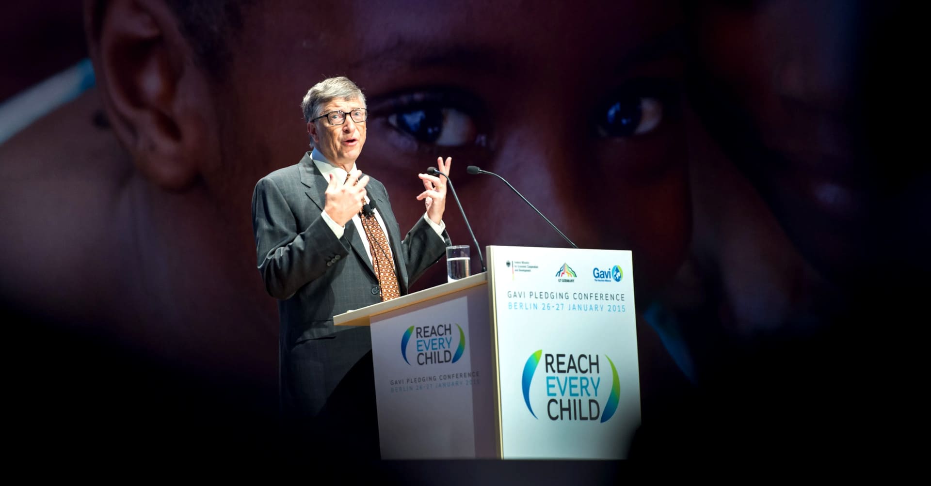 Bill Gates: 500 Miljoen Kinderen Injecteren! - V-Media