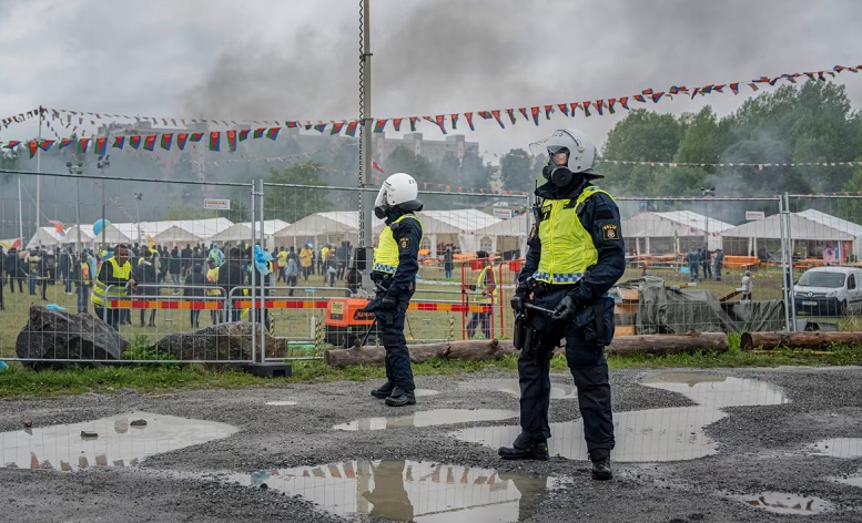 Zweedse politie schaft kooien aan om negers in op te sluiten vóór het culturele festival - Dissident.one