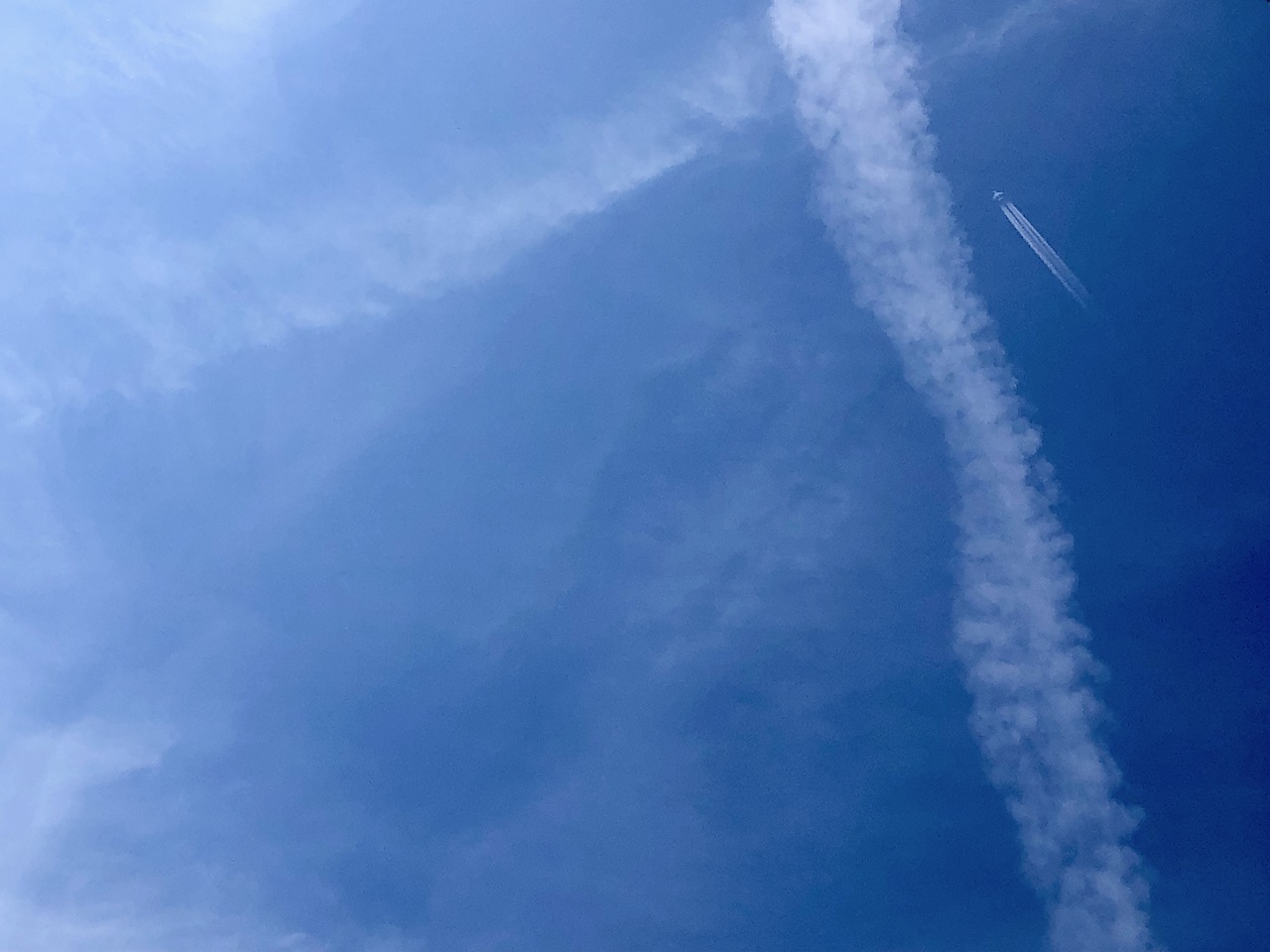 Deze con/chemtrails zijn niet ‘normaal’ te verklaren… – Interessante Tijden