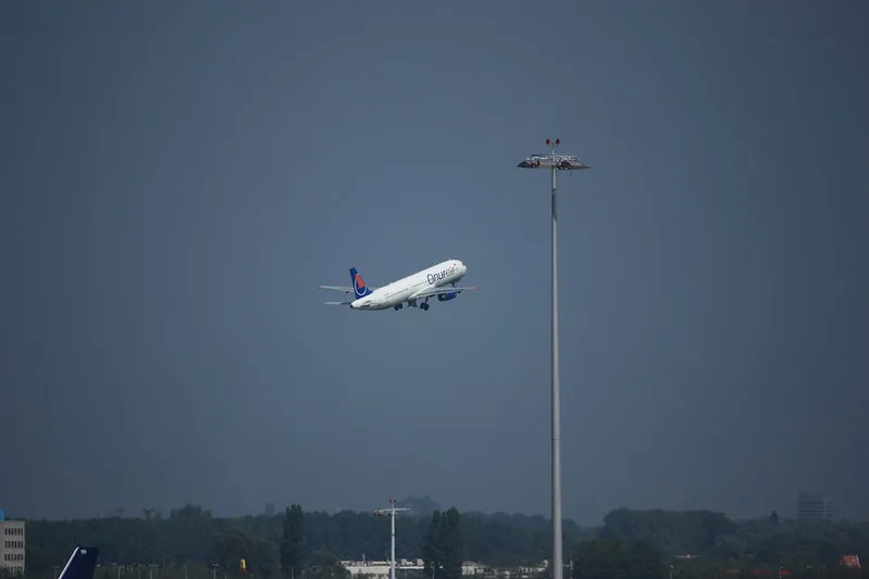 Piloten trekken aan de bel: Veiligheid van reizigers in gevaar door één piloot in de cockpit