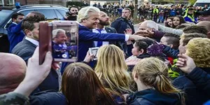 Geert Wilders in zijn nopjes: 97% van de Telegraaf-lezers zegt ‘asielcrisis!