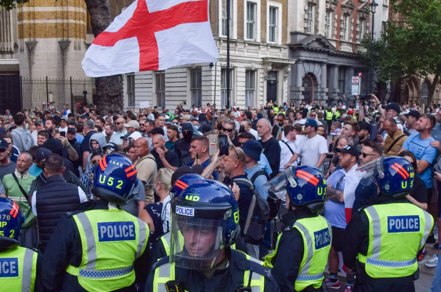 “We willen ons land terug”: Na mes-aanval barst de woede los in de straten van Londen | E.J. Bron