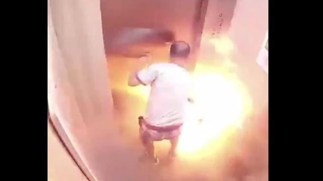 A man parks his e-bike in the underground garage, removes the battery for charging and burns up ...