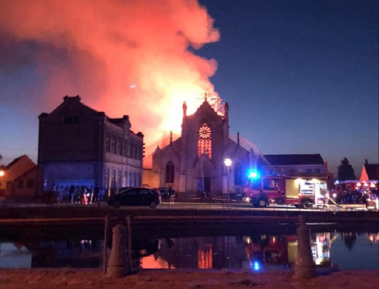 Historische christelijke kerken branden in Frankrijk met een snelheid van 1 per 2 weken af - Dissident.one