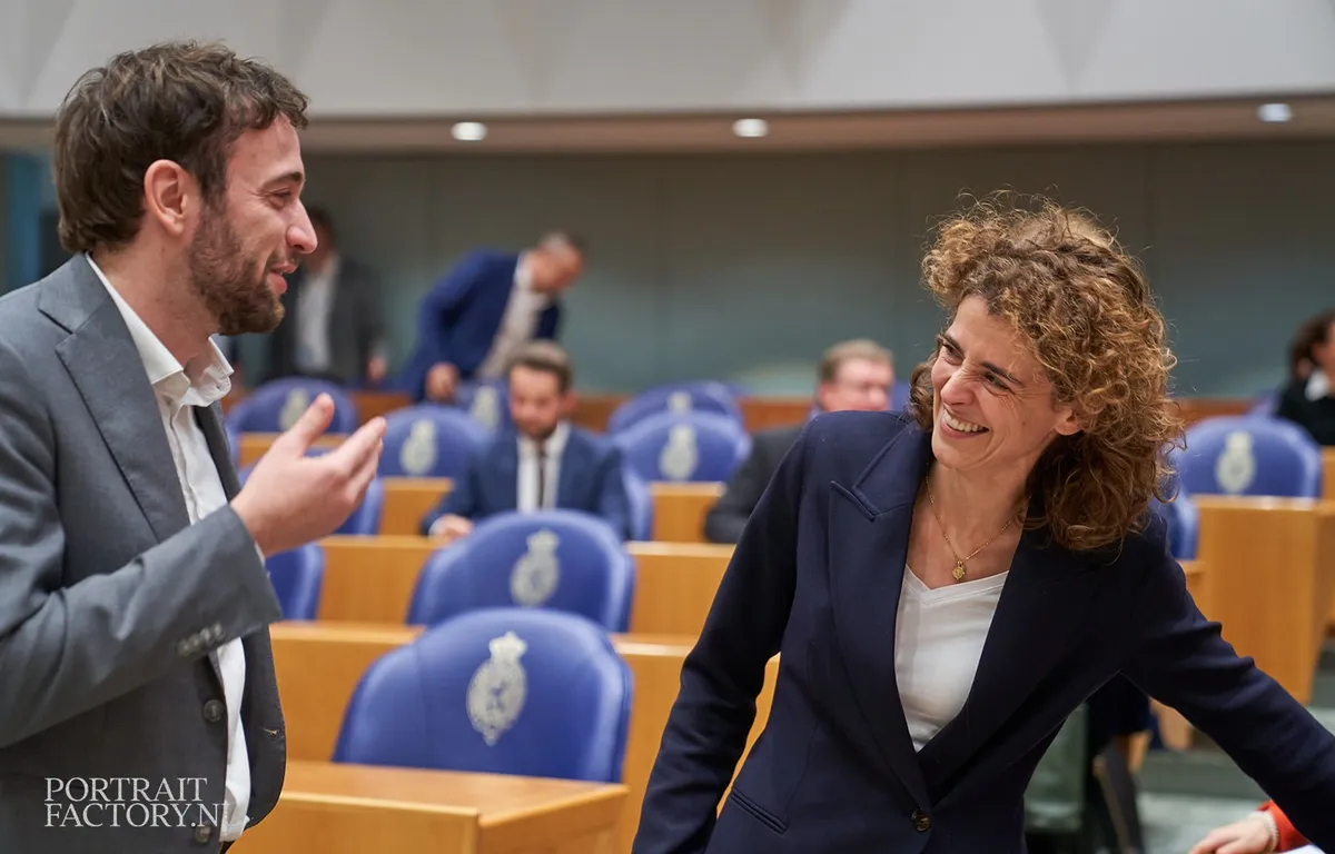 De teloorgang van de VVD: Minister Hermans dwingt burgers glimlachend om anders te douchen. Echt totalitair gestoord!