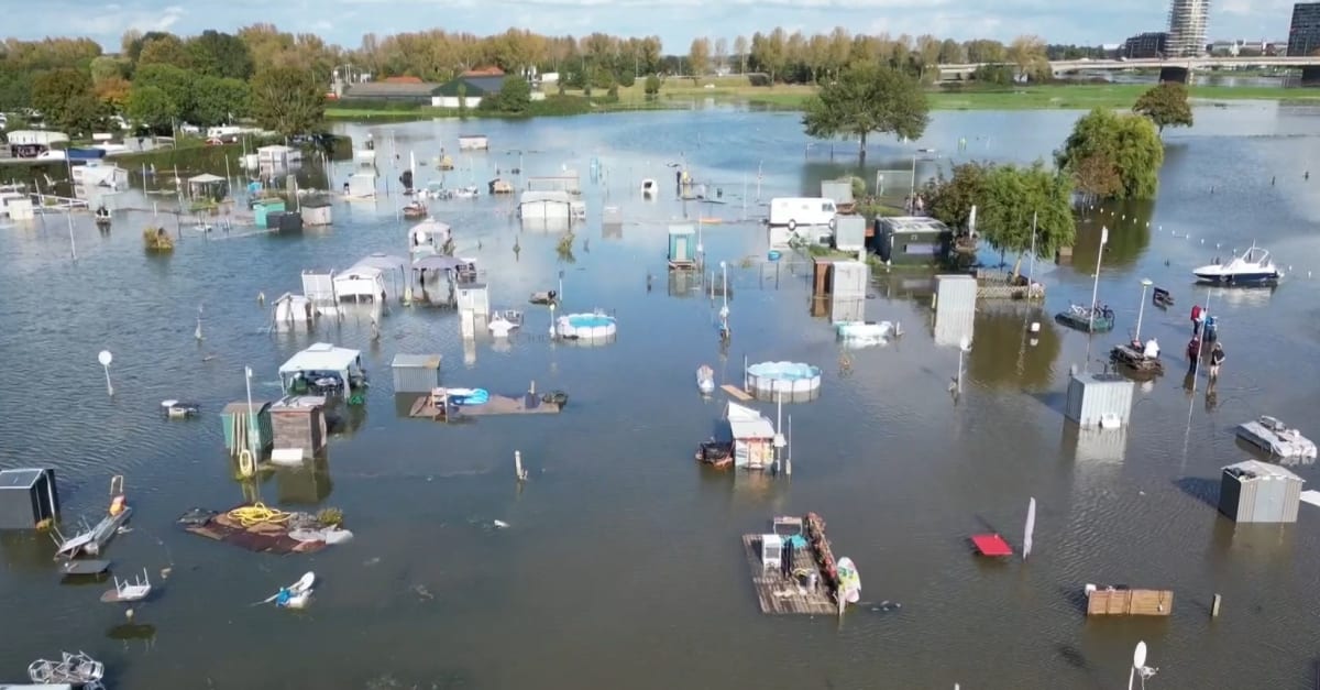 Maas buiten oevers getreden, camping en beachclub overvallen door hoogwater | Hart van Nederland