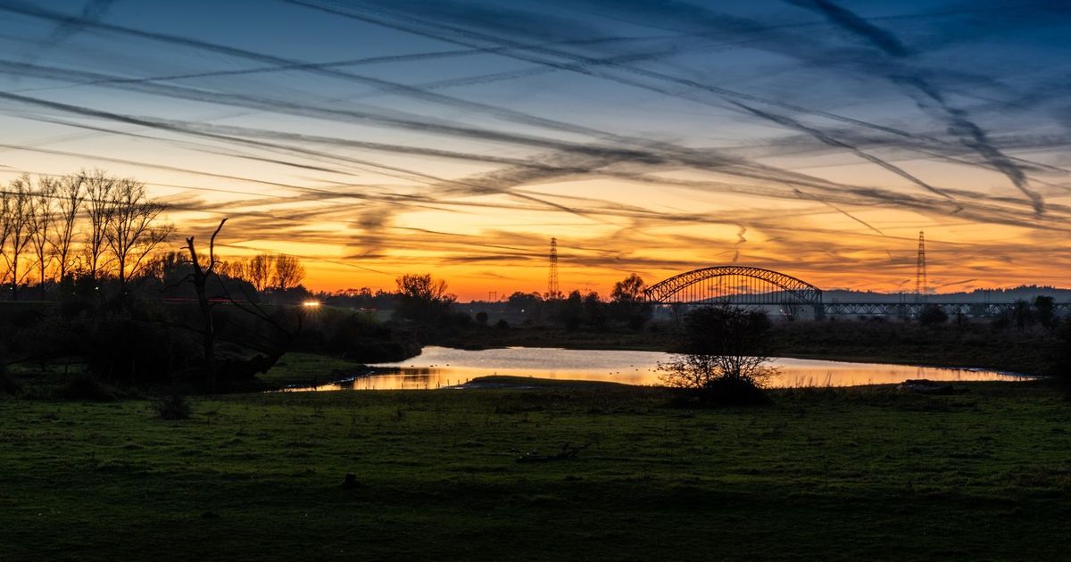 Vliegverkeer zorgt voor mooie luchttekeningen - Omroep Gelderland