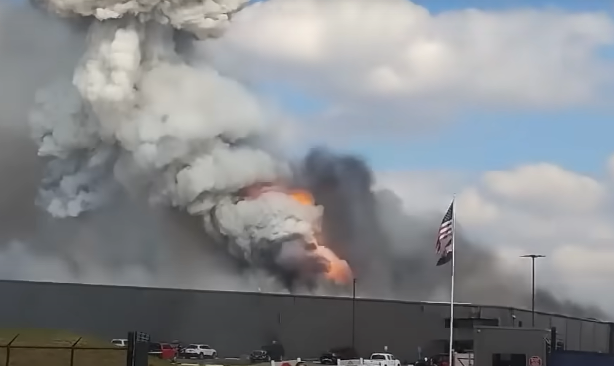 Großbrand und Explosion in Batterierecycling-Anlage führen zu Evakuierungen