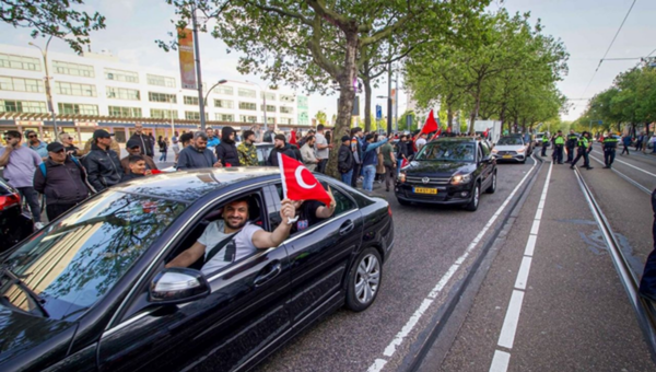 Turkse asielzoekers die vluchten voor Erdogan kunnen hier botsen met pro-Erdogan Turken - Wynia's Week