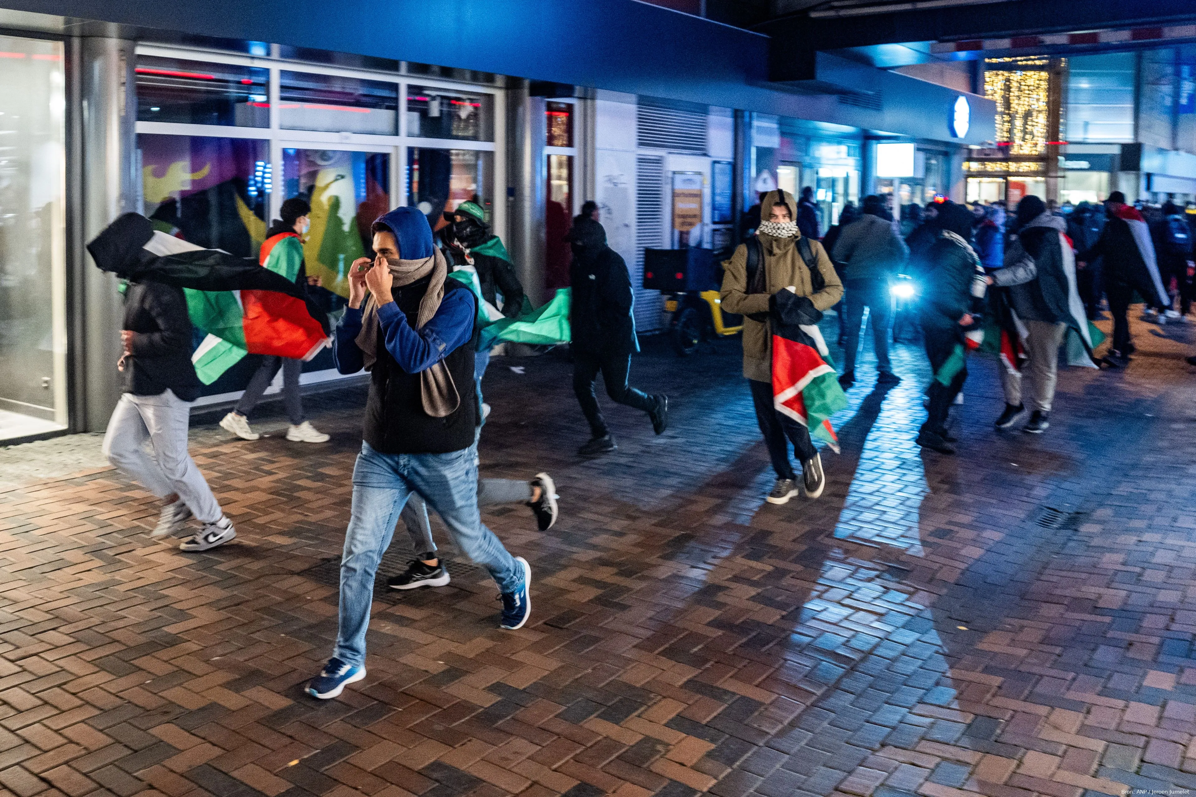 Knettergekke BEELDEN van pogrom in Amsterdam: Hamas-moslims checken ID-bewijzen in Amsterdam: "Ben je Israëliër?!"