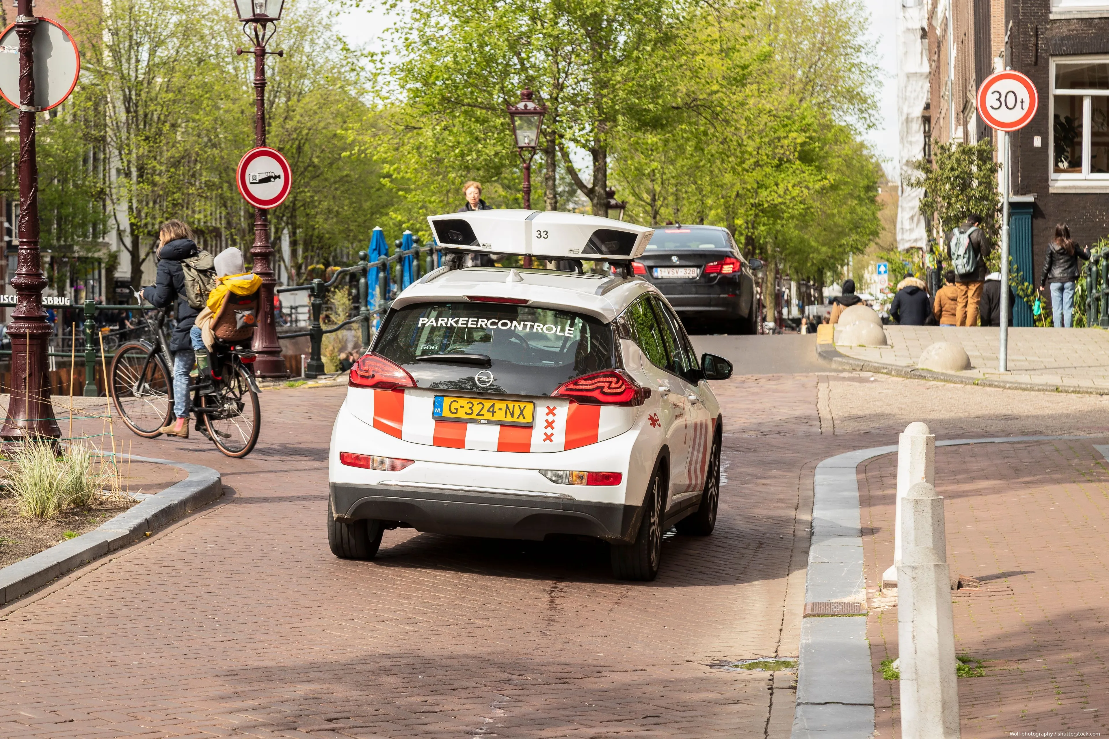 Amsterdamse automobilist krijgt klap in het gezicht: parkeerkosten stijgen naar bijna 8 euro per uur!