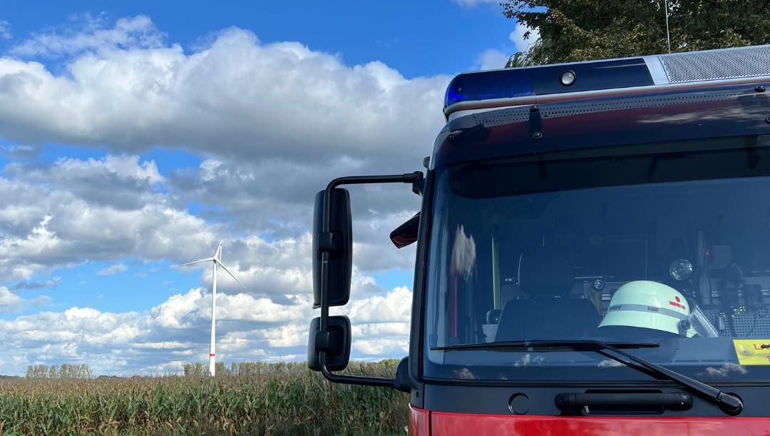 Windradflügel im Kreis Gütersloh abgebrochen - winzige Splitter kontaminieren Maisfeld