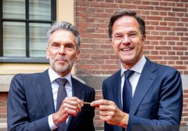 Minister-president Dick Schoof in de voetsporen van Mark Rutte | E.J. Bron