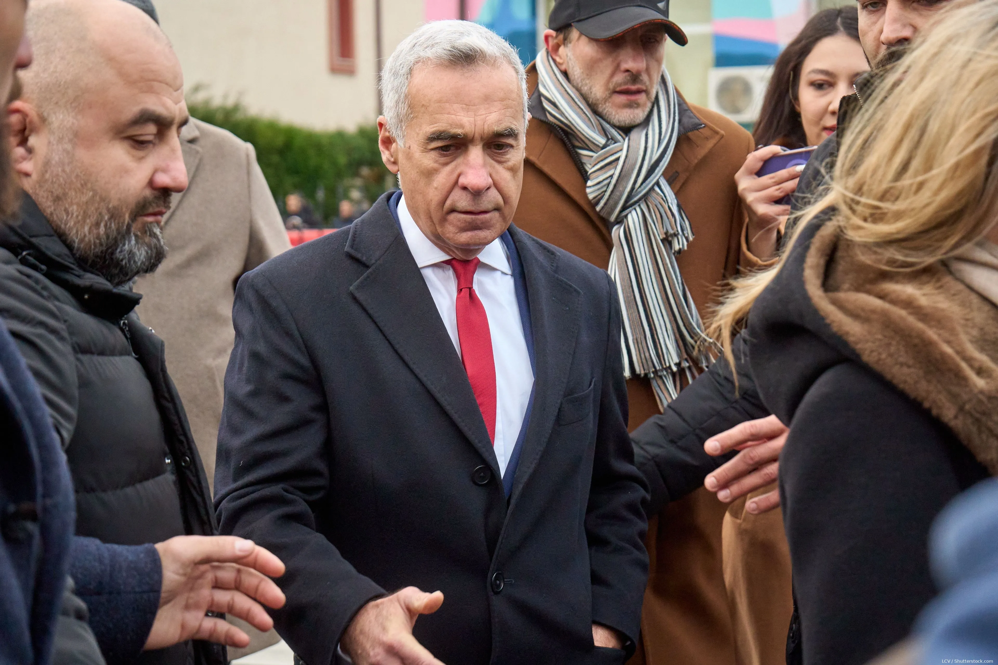 Waanzin! Verkiezingen in Roemenië afgeblazen: vermeende inmenging én politie-invallen "Een georganiseerde staatsgreep!"