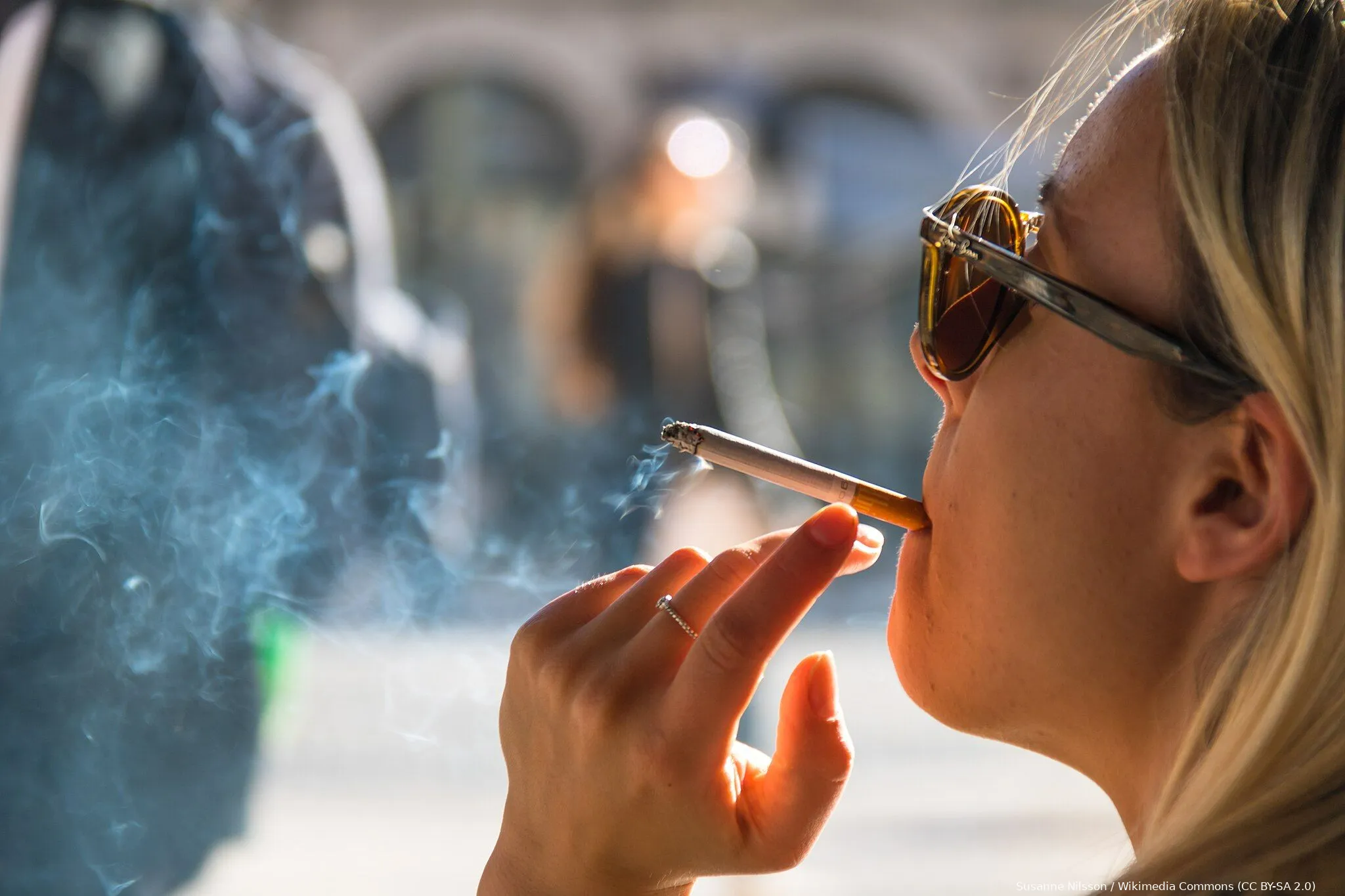 Knetter! EU-lidstaten willen roken op het terras én je eigen balkon aan banden leggen