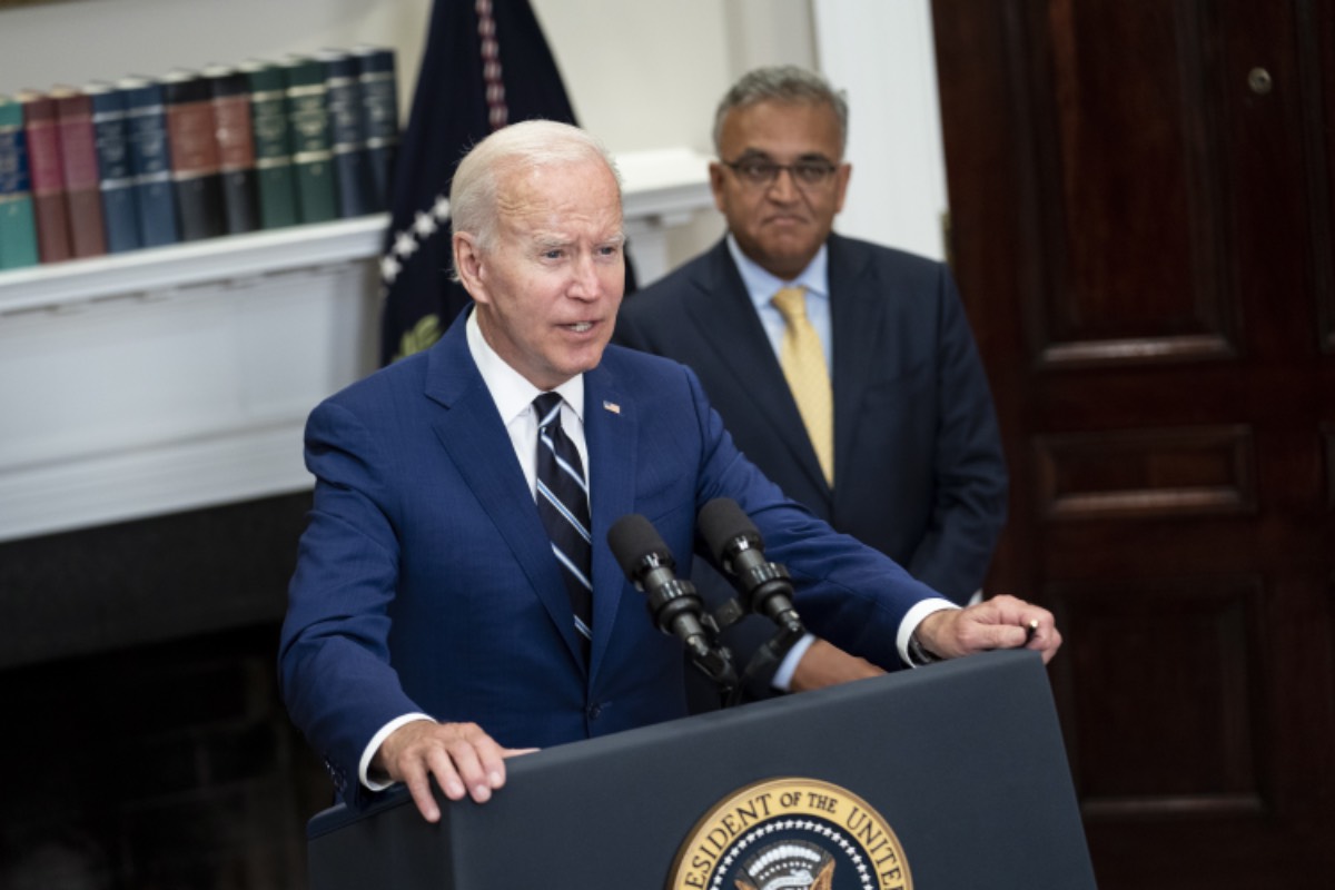 Biden geeft Pfizer immuniteit tegen vervolging prikschade  - NieuwRechts.nl