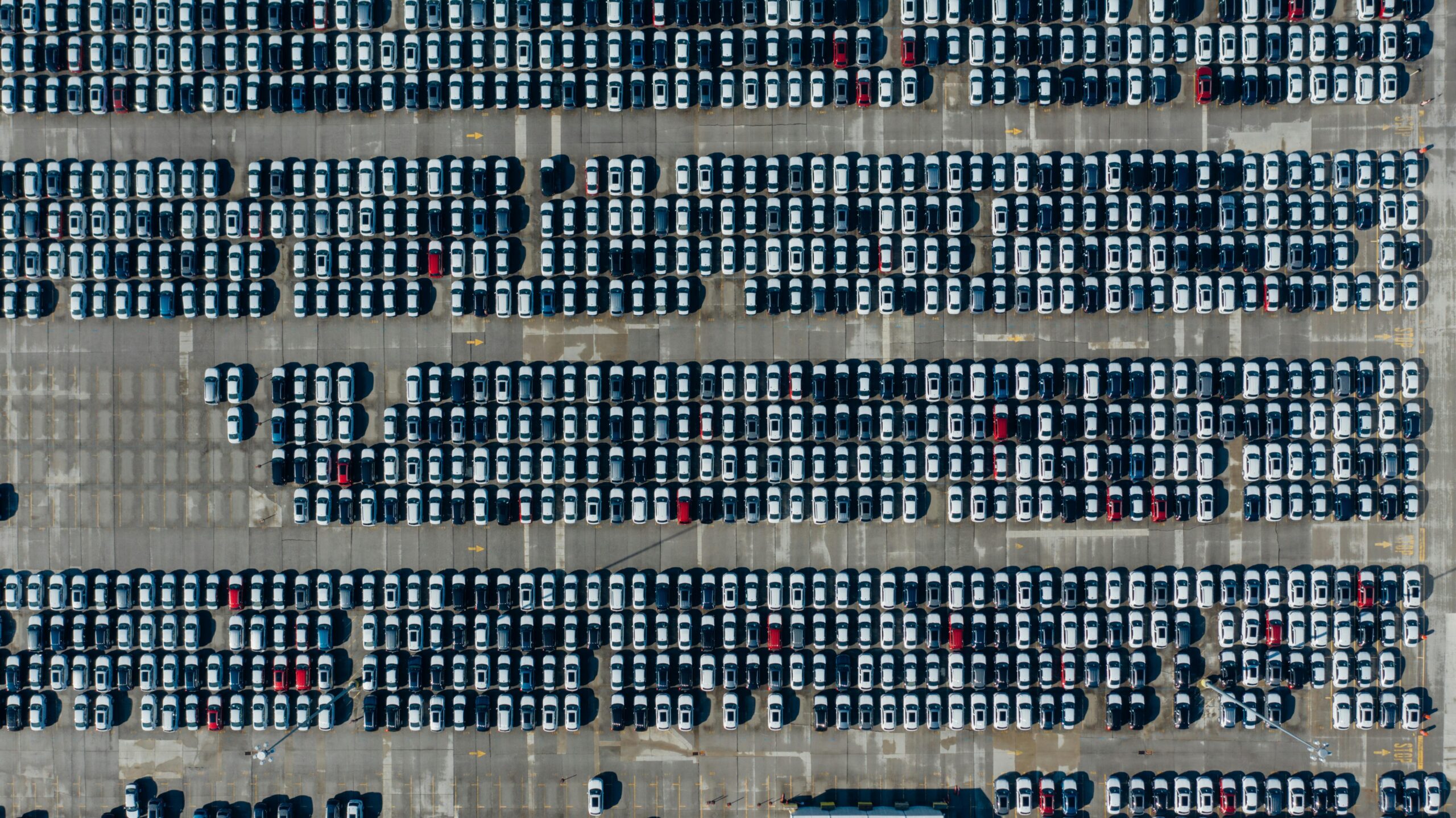 Unverkäufliche Neuwagen - in Essen verrotten 6000 Autos auf einem gigantischem Parkplatz